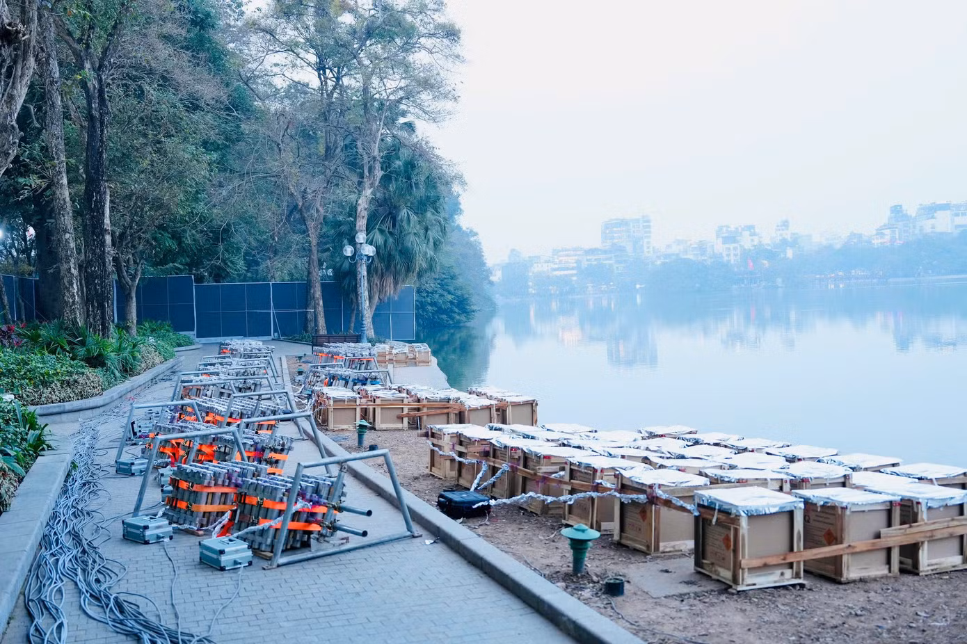 Trận địa bắn pháo hoa ở Hồ Gươm.
