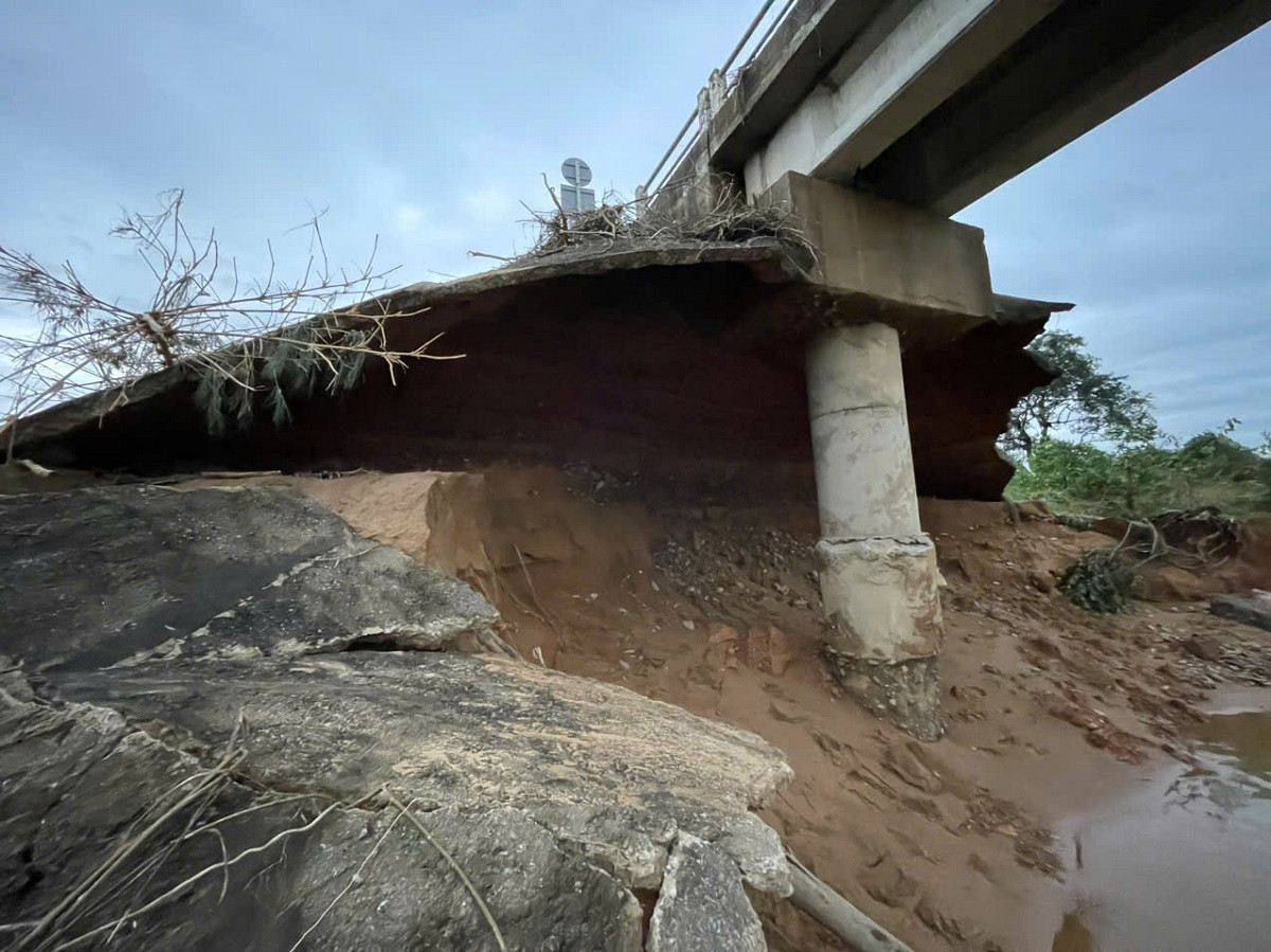 Chân cầu bị xói lở. Ảnh: Văn Lình