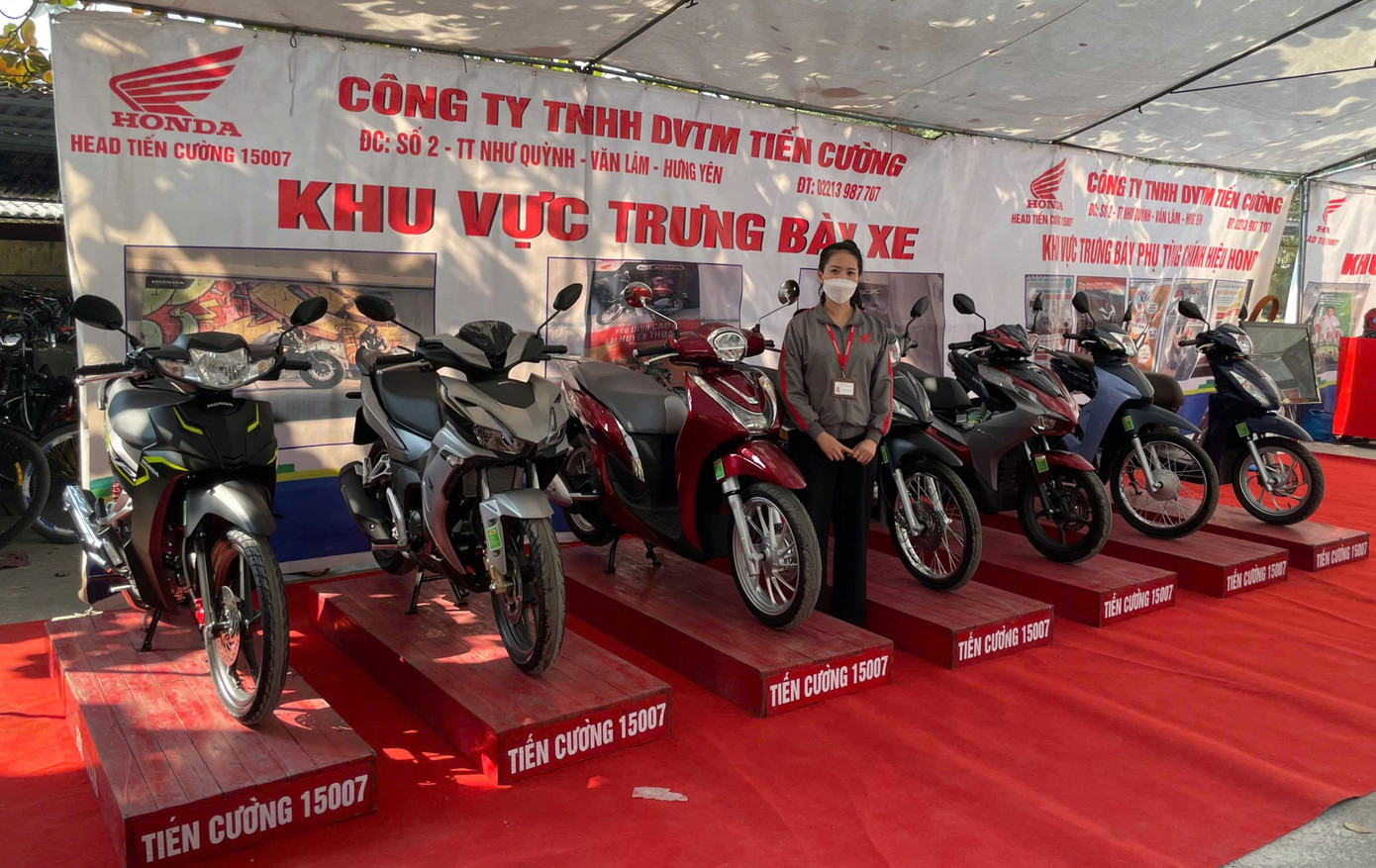 Tại địa điểm diễn ra sự kiện, HEAD Tiến Cường còn trưng bày các dòng xe mới của Honda hiện nay. Khu vực trưng bày phụ tùng và khu vực dịch vụ để trưng bày phụ kiện chính hãng của Honda Việt Nam thu hút được rất nhiều người tham quan.