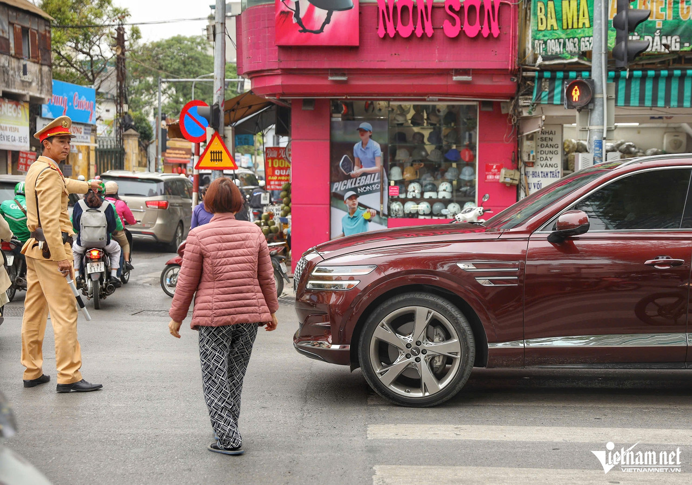 Như tài xế ô tô mang BKS Hà Nội đã đỗ lên vạch của người đi đi bộ, khi lực lượng CSGT dừng xe kiểm tra, lái xe trình bày do "đi cố" nhịp đèn xanh nhưng không kịp nên phải đứng lại.