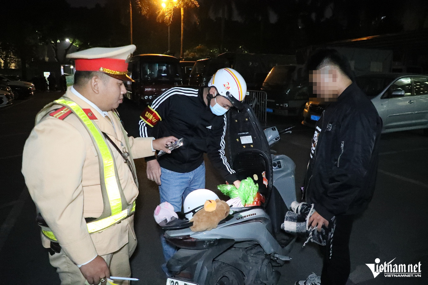 Đêm 29/11, Tổ công tác của Đội CSGT đường bộ số 1 (Phòng CSGT Công an Hà Nội) phối hợp với các tổ cảnh sát 141 hóa trang xử lý thanh thiếu niên điều khiển xe máy lạng lách, đánh võng... trên địa bàn quận Hoàn Kiếm. Việc phối hợp xử lý này được lực lượng chức năng thực hiện vào mỗi tối cuối tuần. Lực lượng chức năng kiểm tra phương tiện của thanh thiếu niên vi phạm. Ảnh: Đình Hiếu Đêm 29/11, Tổ công tác của Đội CSGT đường bộ số 1 (Phòng CSGT Công an Hà Nội) phối hợp với các tổ cảnh sát 141 hóa trang xử lý thanh thiếu niên điều khiển xe máy lạng lách, đánh võng... trên địa bàn quận Hoàn Kiếm. Việc phối hợp xử lý này được lực lượng chức năng thực hiện vào mỗi tối cuối tuần. Lực lượng chức năng kiểm tra phương tiện của thanh thiếu niên vi phạm. Ảnh: Đình Hiếu