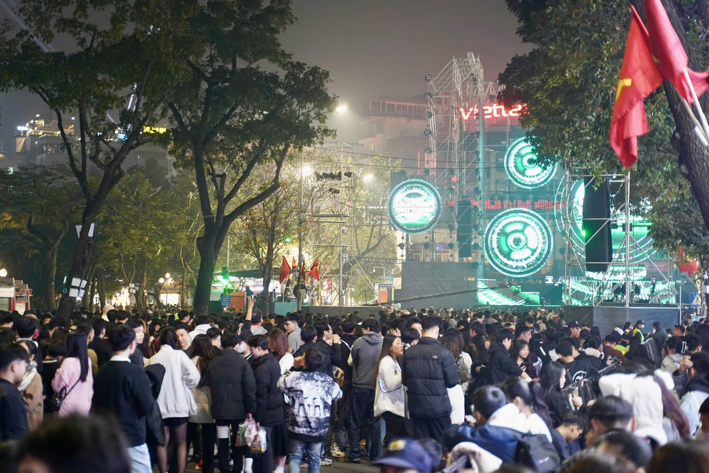 Rực rỡ pháo hoa đón năm mới 2025 ảnh 23 Rực rỡ pháo hoa đón năm mới 2025 ảnh 23