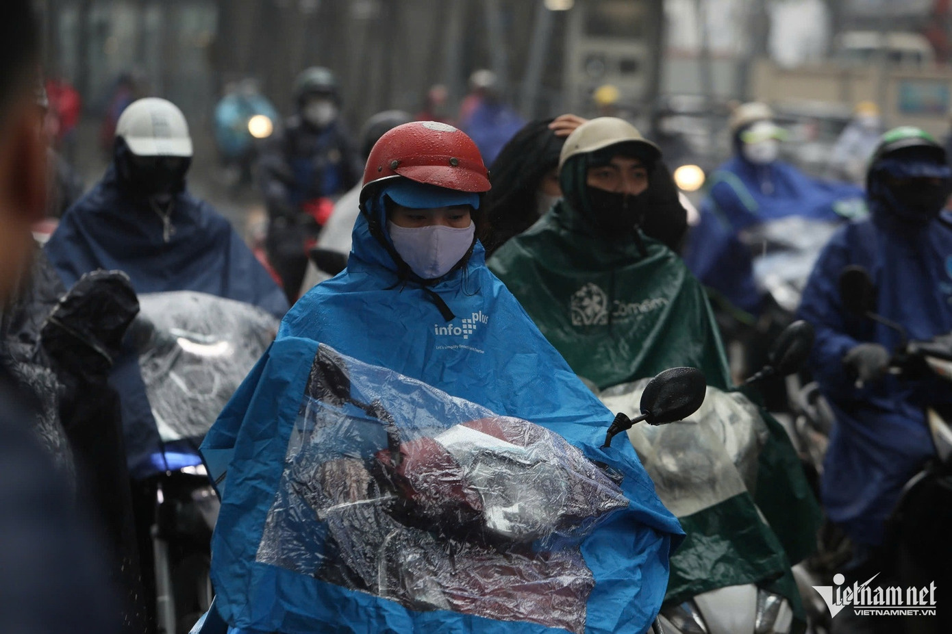 Tương tự, tại khu vực hầm chui Đại lộ Thăng Long, dòng phương tiện cũng bị ùn tắc kéo dài để vào phố Trần Duy Hưng.