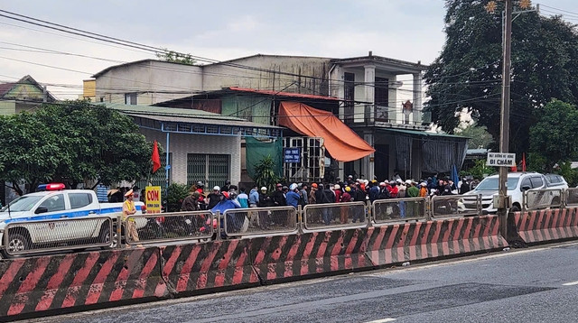 Lực lượng chức năng phong tỏa hiện trường để điều tra nguyên nhân vụ việc. Lực lượng chức năng phong tỏa hiện trường để điều tra nguyên nhân vụ việc.