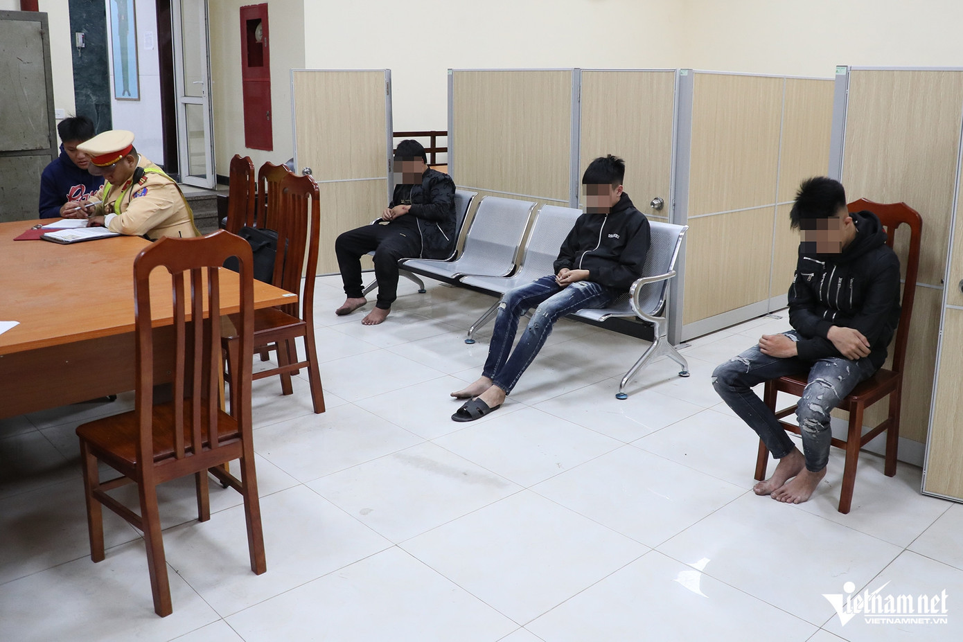 Tiếp đó, tổ công tác phát hiện một xe máy chở 3 thanh thiếu niên, không đội mũ bảo hiểm, lập tức lực lượng CSGT điều khiển mô tô chuyên dụng áp sát và yêu cầu dừng xe, kiểm tra. Lực lượng chức năng phát hiện nhiều thanh thiếu niên có biểu hiện lạng lách, đánh võng... Người điều khiển phương tiện là N.Đ.H. (học sinh lớp 12, Trường Cao đẳng Cộng đồng Hà Nội). "Tối nay em đi lượn phố cùng bạn bè, quá trình đi có chở kẹp 3 và không đội mũ bảo hiểm. Em biết việc làm của mình là sai, gây nguy hiểm cho bản thân và người tham gia giao thông khác", N.Đ.H. trình bày với CSGT. Cũng trong ca công tác, lực lượng CSGT đã xử lý 7 thanh thiếu niên khác với các lỗi: Không đội mũ bảo hiểm, lạng lách, đánh võng, nẹt pô... Tiếp đó, tổ công tác phát hiện một xe máy chở 3 thanh thiếu niên, không đội mũ bảo hiểm, lập tức lực lượng CSGT điều khiển mô tô chuyên dụng áp sát và yêu cầu dừng xe, kiểm tra. Lực lượng chức năng phát hiện nhiều thanh thiếu niên có biểu hiện lạng lách, đánh võng... Người điều khiển phương tiện là N.Đ.H. (học sinh lớp 12, Trường Cao đẳng Cộng đồng Hà Nội). "Tối nay em đi lượn phố cùng bạn bè, quá trình đi có chở kẹp 3 và không đội mũ bảo hiểm. Em biết việc làm của mình là sai, gây nguy hiểm cho bản thân và người tham gia giao thông khác", N.Đ.H. trình bày với CSGT. Cũng trong ca công tác, lực lượng CSGT đã xử lý 7 thanh thiếu niên khác với các lỗi: Không đội mũ bảo hiểm, lạng lách, đánh võng, nẹt pô...