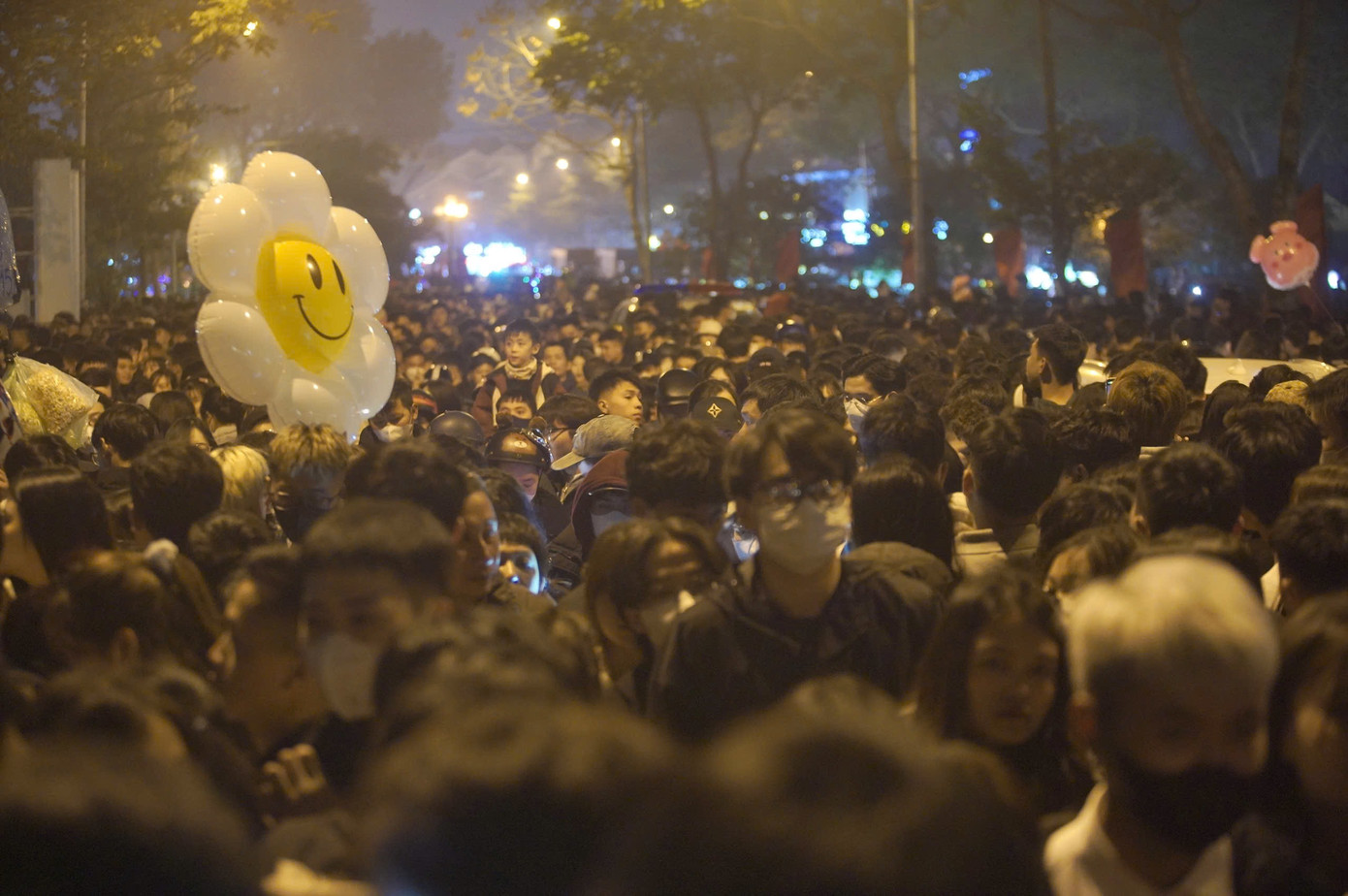 Rực rỡ pháo hoa đón năm mới 2025 ảnh 50 Rực rỡ pháo hoa đón năm mới 2025 ảnh 50