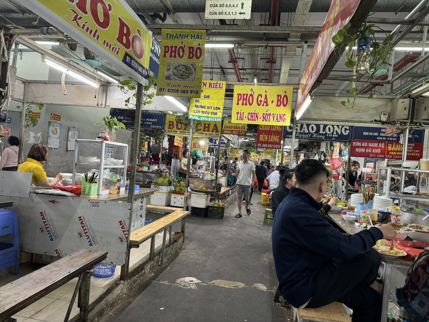 Tại đây có nhiều gian hàng khác nhau, bán nhiều món ngon đặc trưng ở Hà Nội như bún đậu mắm tôm, phở, bún riêu,... với giá phải chăng. Mùa hè, nhiều người lao động, sinh viên, học sinh ở các khu vực lân cận thường tìm tới khu ẩm thực trong chợ Mơ để trải nghiệm các loại đồ ăn, thức uống giải nhiệt, thanh mát như chè, hoa quả dầm, tào phớ… Còn mùa đông, các món ăn nóng hổi, giúp giữ ấm cơ thể như bánh đúc nóng, chè trôi tàu, bánh tôm, bánh gối… luôn hút khách tìm mua.