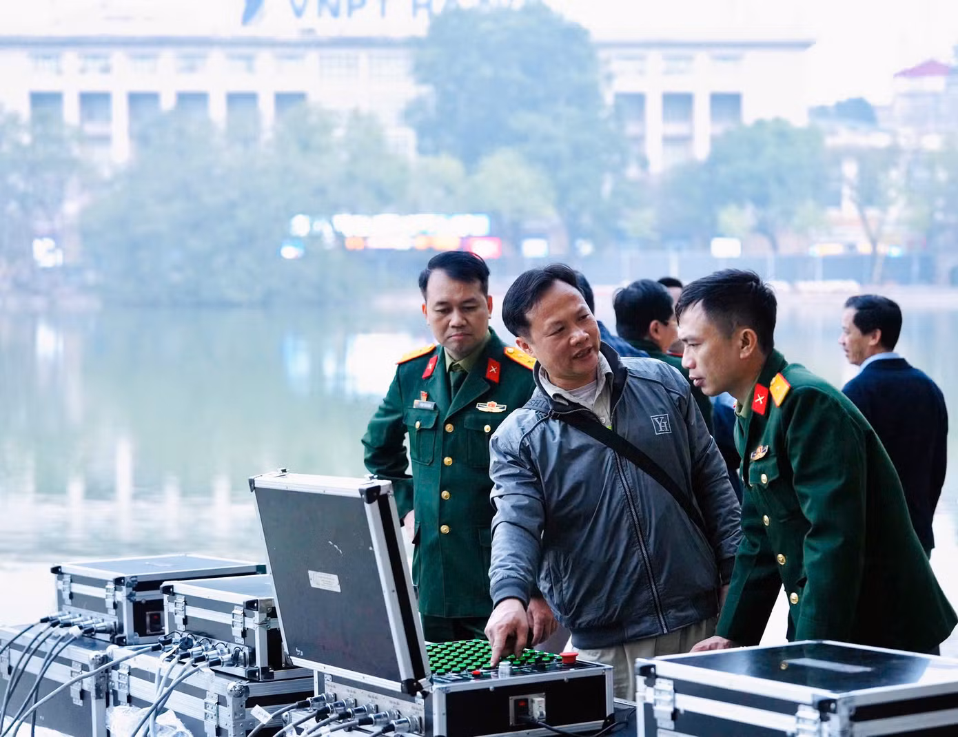 Năm 2025, thành phố Hà Nội sẽ thực hiện bắn pháo hoa tại 5 điểm (6 trận địa) ở các quận Hoàn Kiếm, Hà Đông, Nam Từ Liêm, thị xã Sơn Tây và huyện Đông Anh. Số lượng pháo hoa tầm cao gồm 3.600 quả (mỗi trận địa 600 quả); pháo hoa tầm thấp gồm 540 giàn (mỗi trận địa 90 giàn). Thời gian bắn pháo hoa là 15 phút, từ 0h đến 0h15 ngày 1/1/2025.