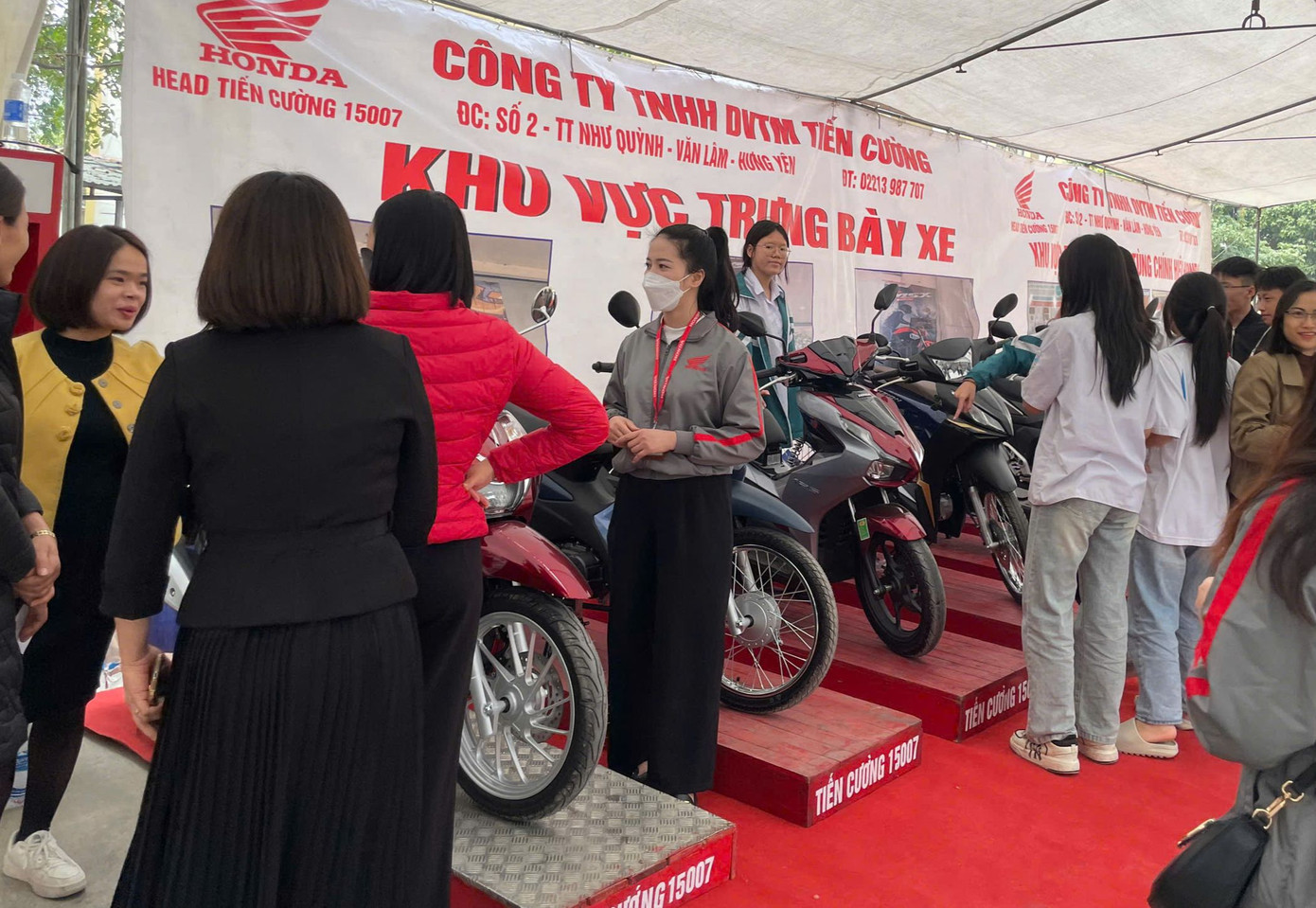 Rất đông khách hàng tham quan Khu vực Trưng bày xe Honda chính hãng.