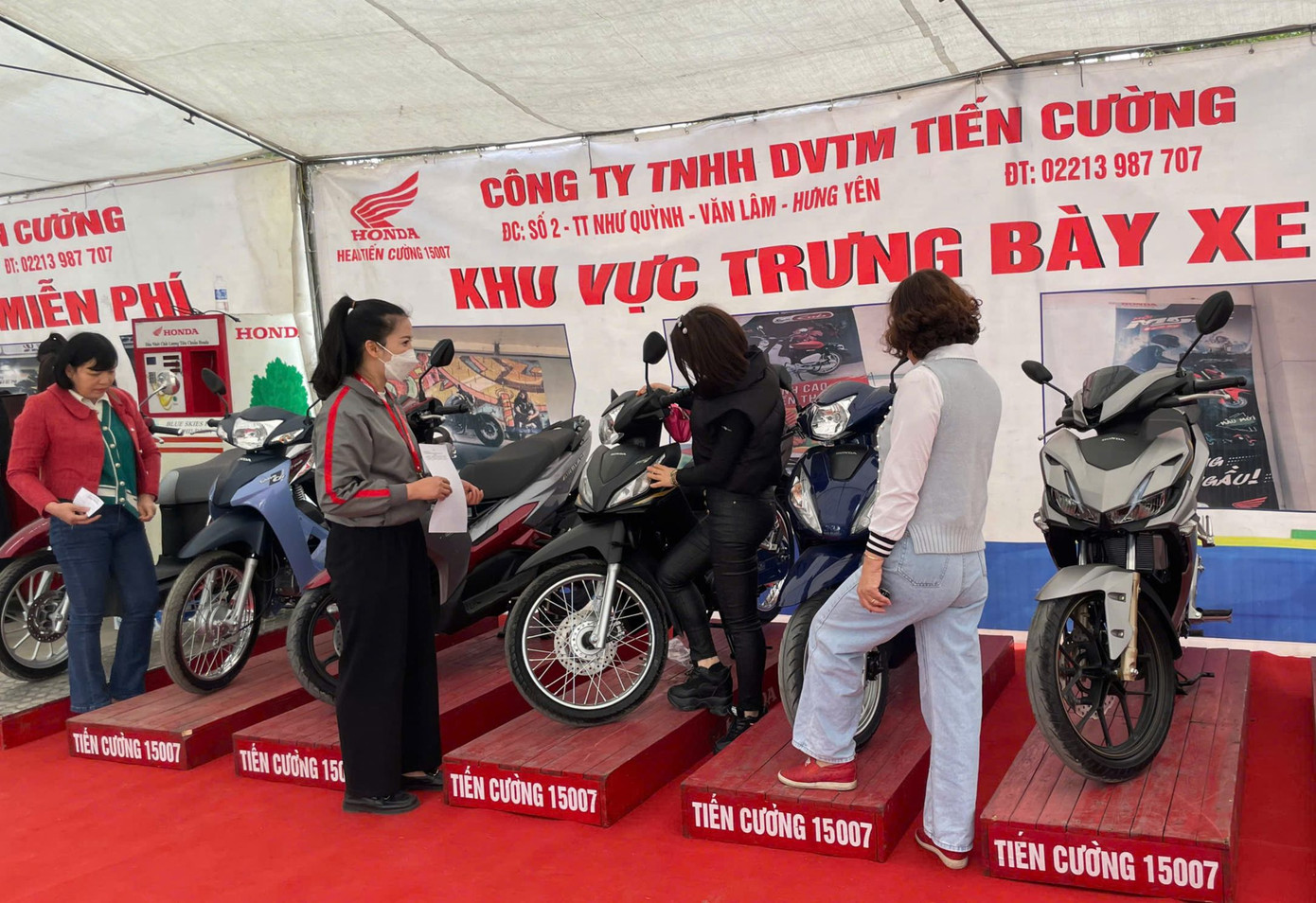 Rất đông khách hàng tham quan Khu vực Trưng bày xe Honda chính hãng.
