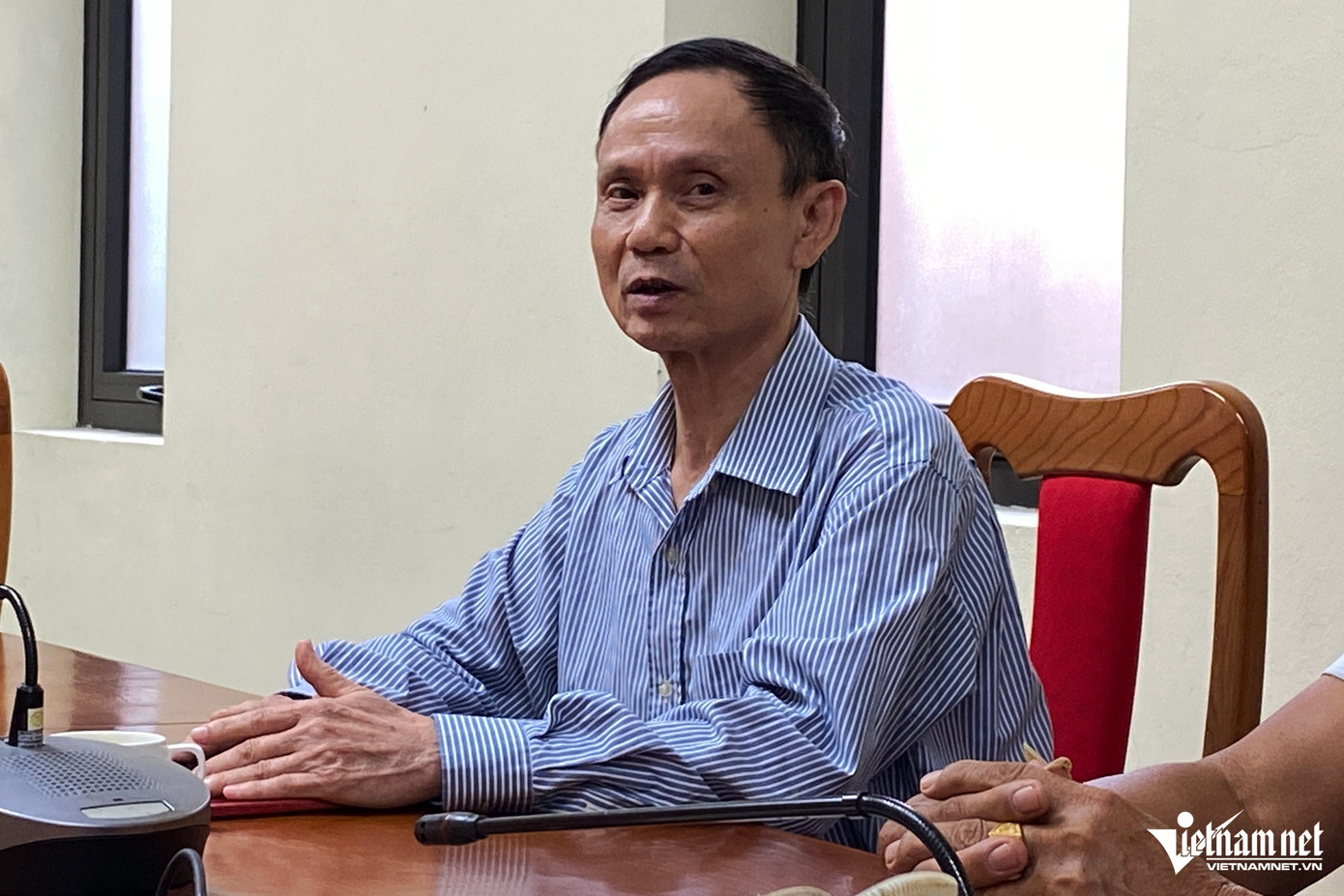 Ông Nguyễn Đình Quê, Bí thư Chi bộ Khu dân cư Cơ khí 2B chia sẻ về việc ùn tắc tại khu dân cư. Ảnh: Đình Hiếu