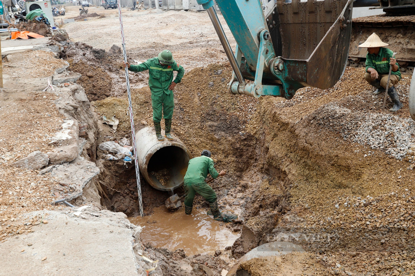 Trong ảnh, nhà thầu đang thi công mở rộng và lắp đặt hệ thống thoát nước khu vực trước số nhà 631 Tam Trinh. Trong ảnh, nhà thầu đang thi công mở rộng và lắp đặt hệ thống thoát nước khu vực trước số nhà 631 Tam Trinh.