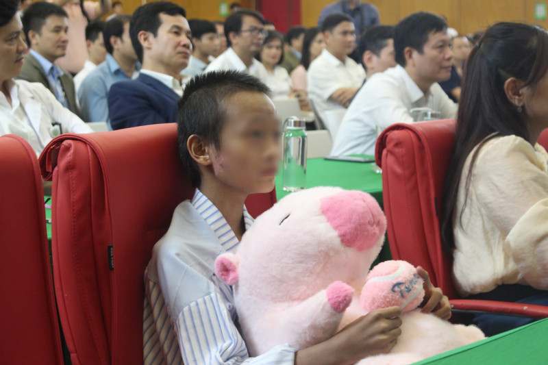 Bé gái Làng Nủ đã bình phục sau 50 ngày được điều trị tích cực tại Bệnh viện Bạch Mai. Bé gái Làng Nủ đã bình phục sau 50 ngày được điều trị tích cực tại Bệnh viện Bạch Mai.