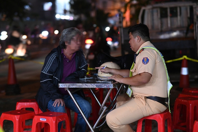 Ông N.T bị CSGT lập biên bản vi phạm hành chính. Ông N.T bị CSGT lập biên bản vi phạm hành chính.