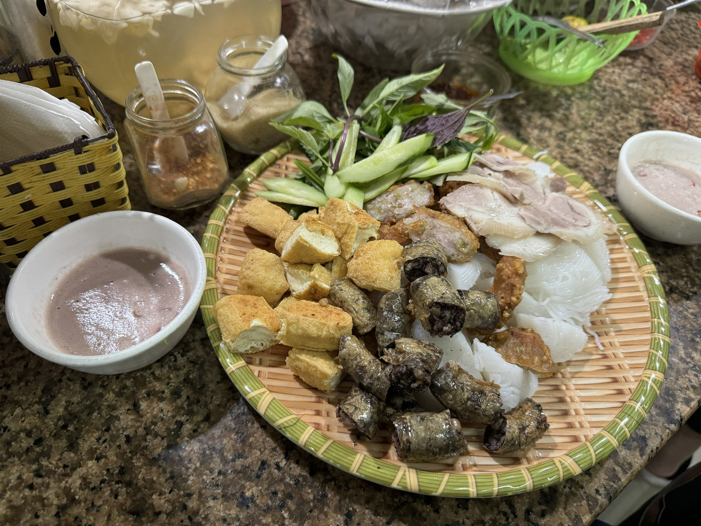 Suất bún đậu mắm tôm thập cẩm cỡ lớn dành cho 2 người, giá 70.000 đồng.