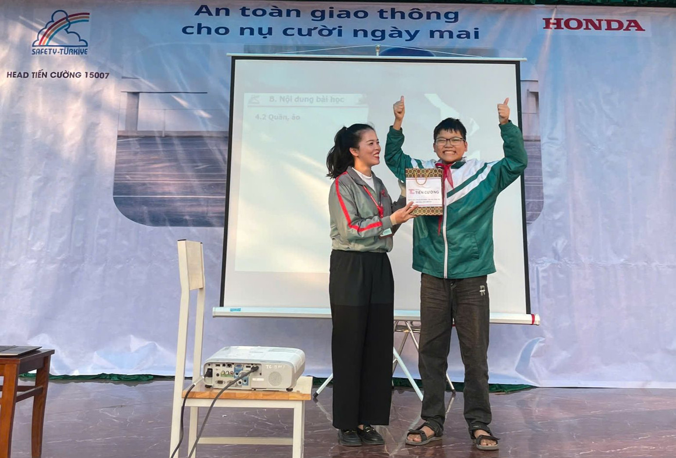 Học sinh hào hứng, sôi nổi tham gia trả lời các câu hỏi để nâng cao nhận thức về an toàn khi tham gia giao thông và nhận về nhiều phần quà ý nghĩa.