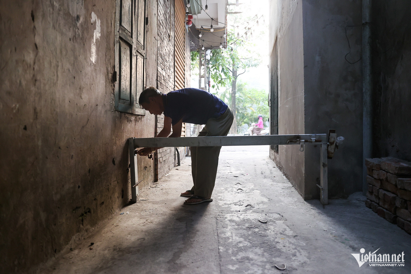 Nhiều tháng qua một số ngõ đã được người dân lắp đặt rào chắn để ngăn các phương tiện qua lại. Hình ảnh tại đầu ngõ 127 phố Thượng Đình lúc 7h sáng.