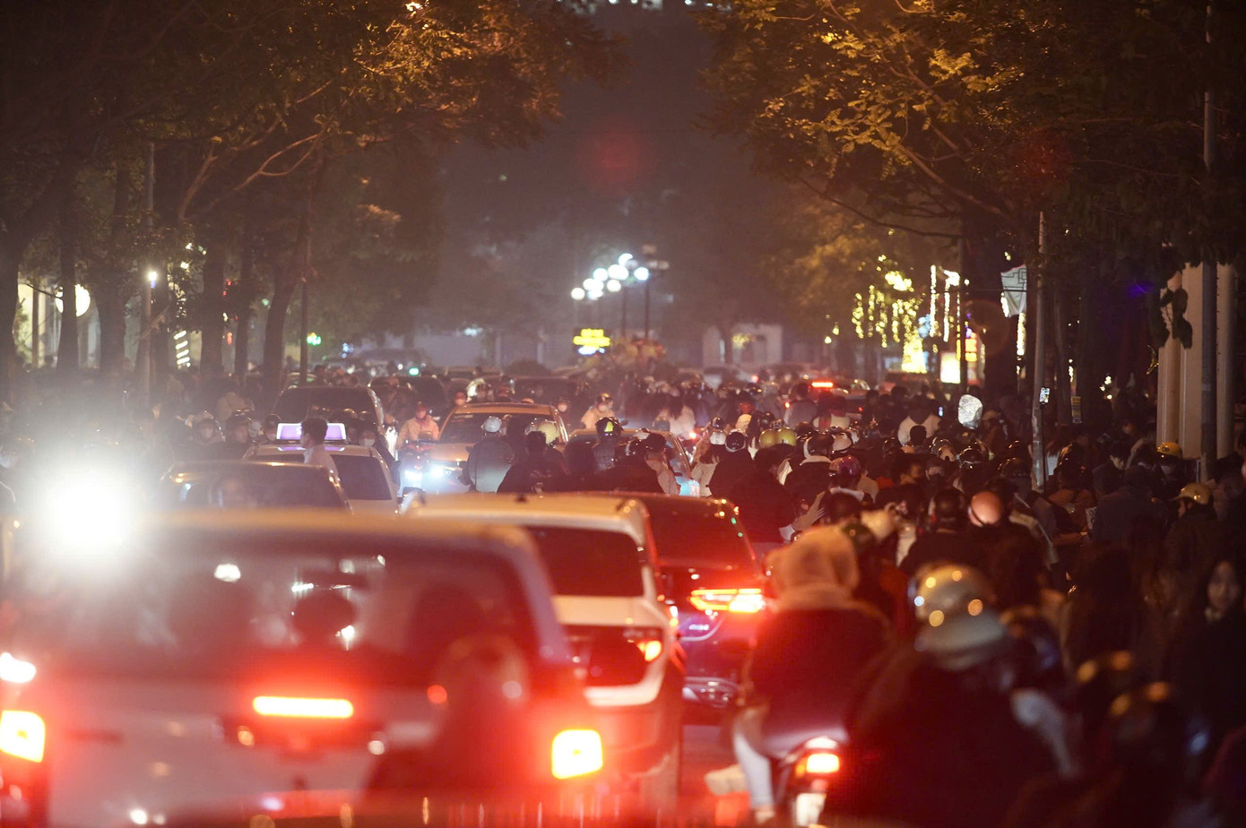 Rực rỡ pháo hoa đón năm mới 2025 ảnh 26 Rực rỡ pháo hoa đón năm mới 2025 ảnh 26