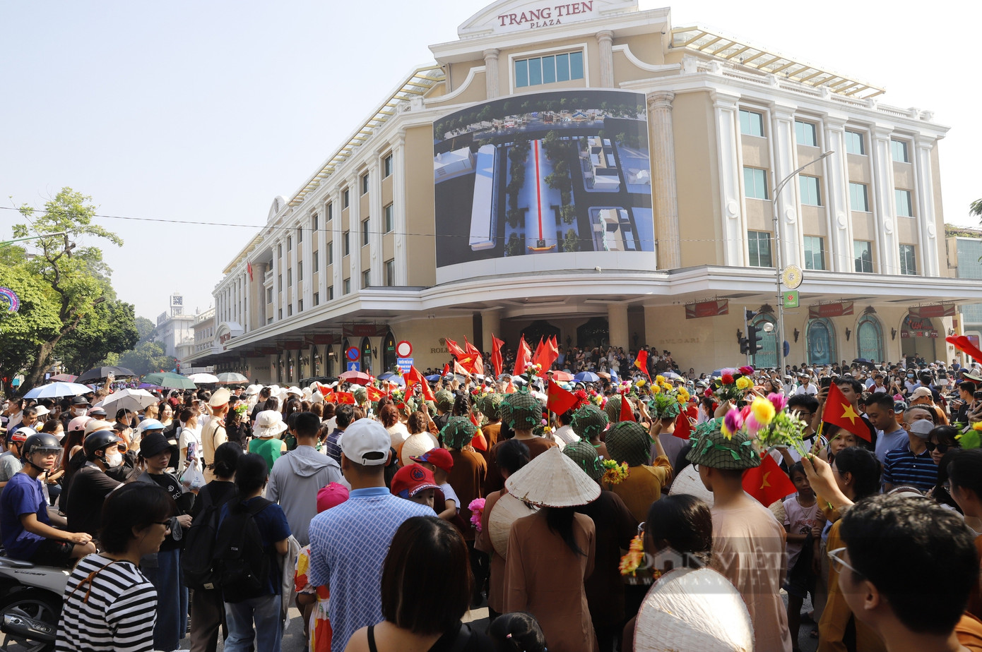 9h30, số lượng người tập trung trước khu vực trung tâm thương mại Tràng Tiền ngày càng đông, đặc biệt, mỗi khi có đoàn diễu hành đi ngang qua, người dân Thủ đô đều hân hoan chào đón, cùng nhau hô vang "Việt Nam muôn năm", Hà Nội thành phố vì hòa bình"... 9h30, số lượng người tập trung trước khu vực trung tâm thương mại Tràng Tiền ngày càng đông, đặc biệt, mỗi khi có đoàn diễu hành đi ngang qua, người dân Thủ đô đều hân hoan chào đón, cùng nhau hô vang "Việt Nam muôn năm", Hà Nội thành phố vì hòa bình"...
