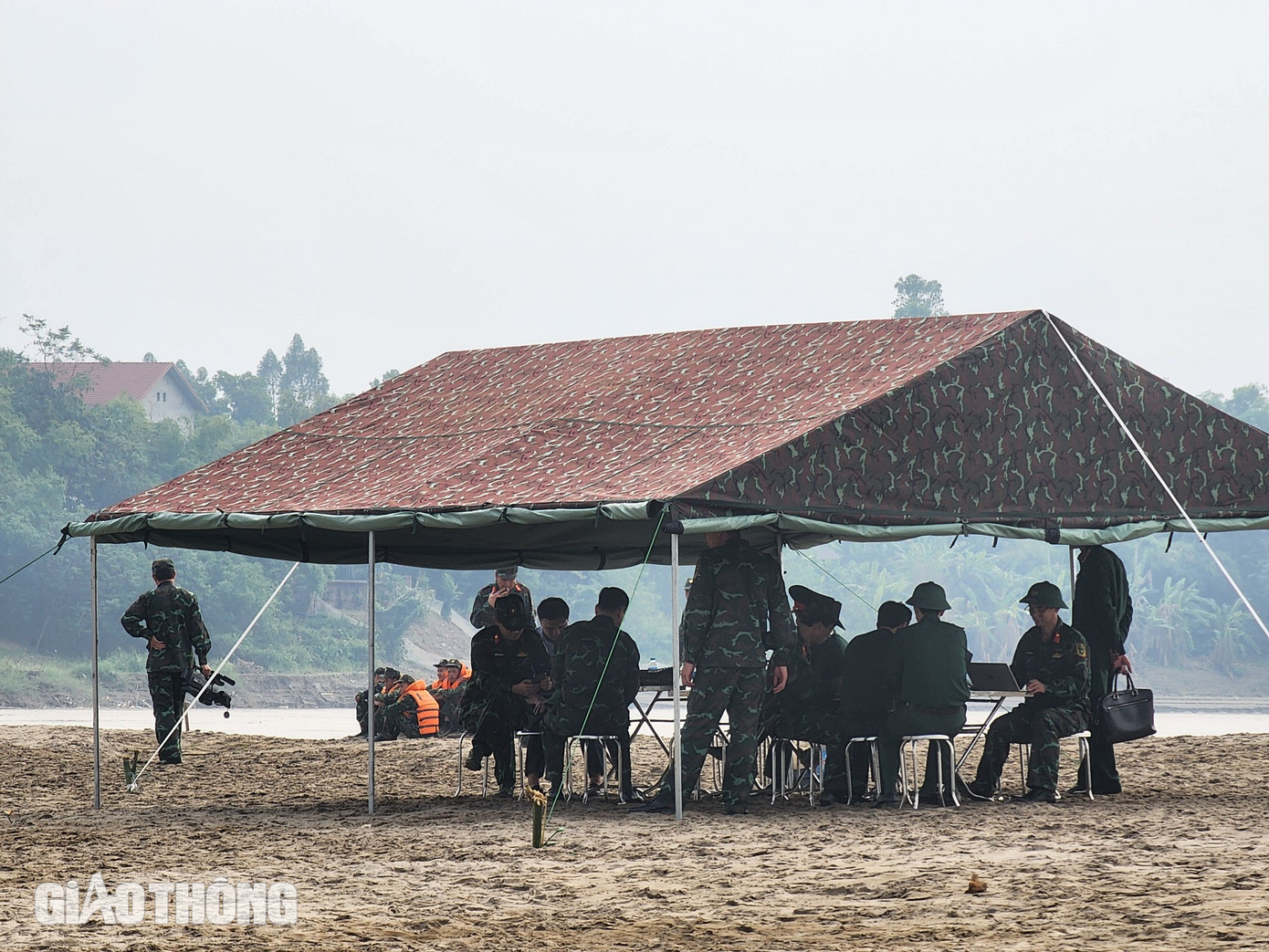 Tính đến thời điểm hiện tại, lực lượng chức năng tỉnh Phú Thọ đã tìm thấy thi thể một học sinh, bốn em còn lại vẫn chưa có tung tích.