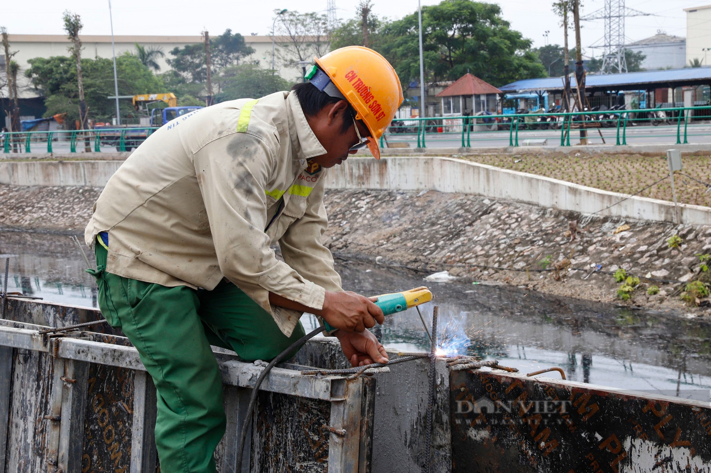 Để đảm bảo an toàn trong quá trình thi công, nhà thầu đã tiến hành quây tôn và thi công bên trong hàng rào tôn; đồng thời tận dụng tất cả các vị trí có mặt bằng để thi công, thậm chí bố trí thi công vào ban đêm nhằm tránh ảnh hưởng tới giao thông, bố trí biển cảnh báo và nhân sự phối hợp với các lực lượng chức năng điều tiết và phân luồng giao thông trong các khung giờ cao điểm. Để đảm bảo an toàn trong quá trình thi công, nhà thầu đã tiến hành quây tôn và thi công bên trong hàng rào tôn; đồng thời tận dụng tất cả các vị trí có mặt bằng để thi công, thậm chí bố trí thi công vào ban đêm nhằm tránh ảnh hưởng tới giao thông, bố trí biển cảnh báo và nhân sự phối hợp với các lực lượng chức năng điều tiết và phân luồng giao thông trong các khung giờ cao điểm.