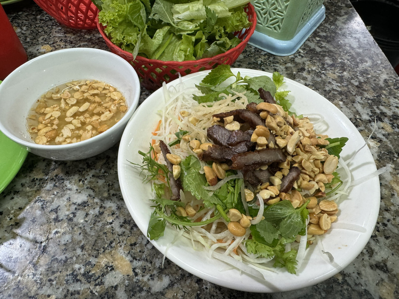 Món nộm bò khô thanh mát, giòn sần sật giá 25.000 đồng.