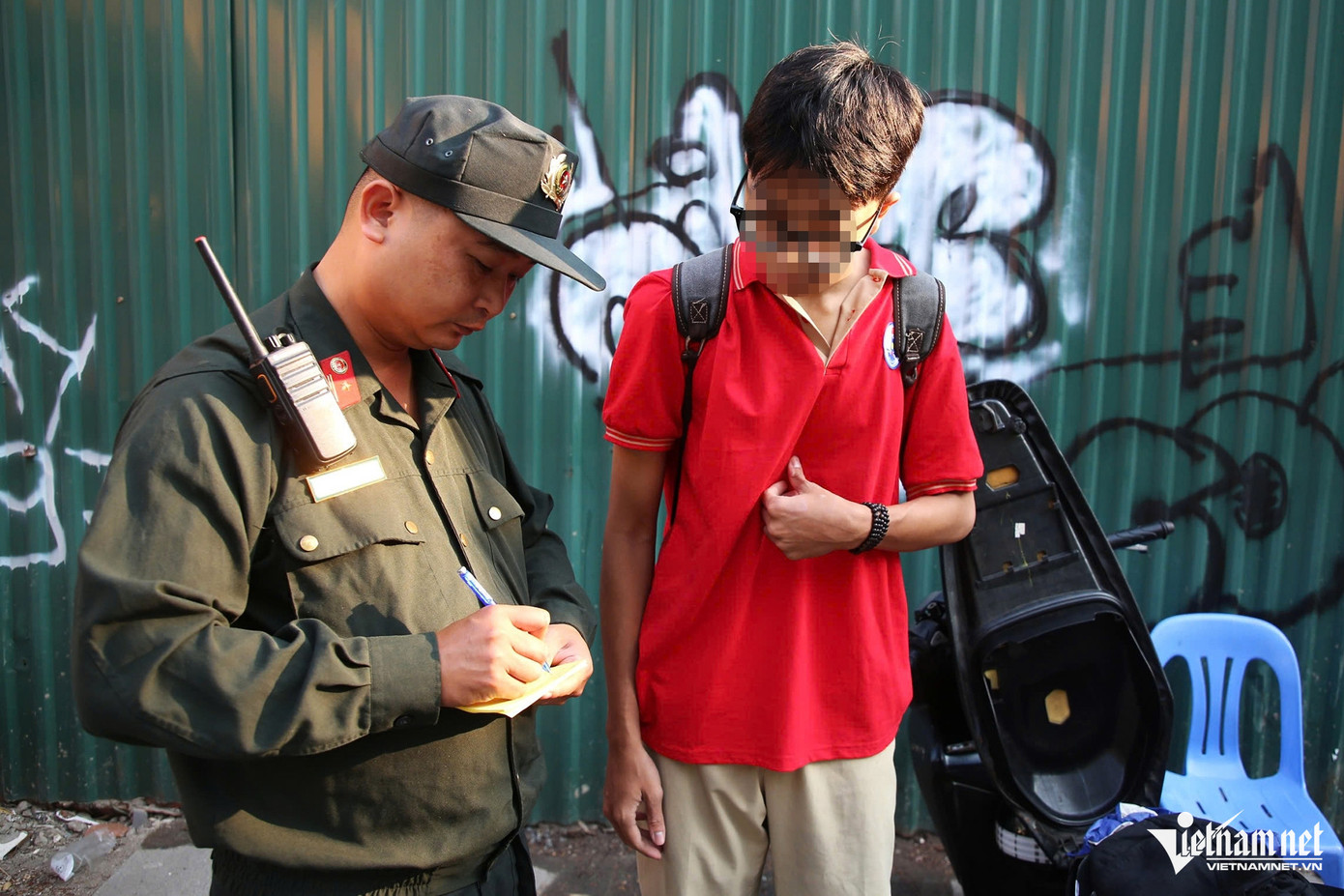 Nam sinh cho biết, bản thân dùng xe máy 125 phân khối để đến trường. Ảnh: Đình Hiếu Nam sinh cho biết, bản thân dùng xe máy 125 phân khối để đến trường. Ảnh: Đình Hiếu