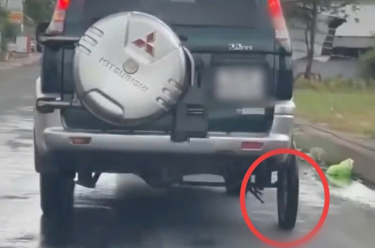 Hình ảnh cắt từ clip vụ chiếc xe ô tô gắn bánh xe máy lưu thông trên đường.