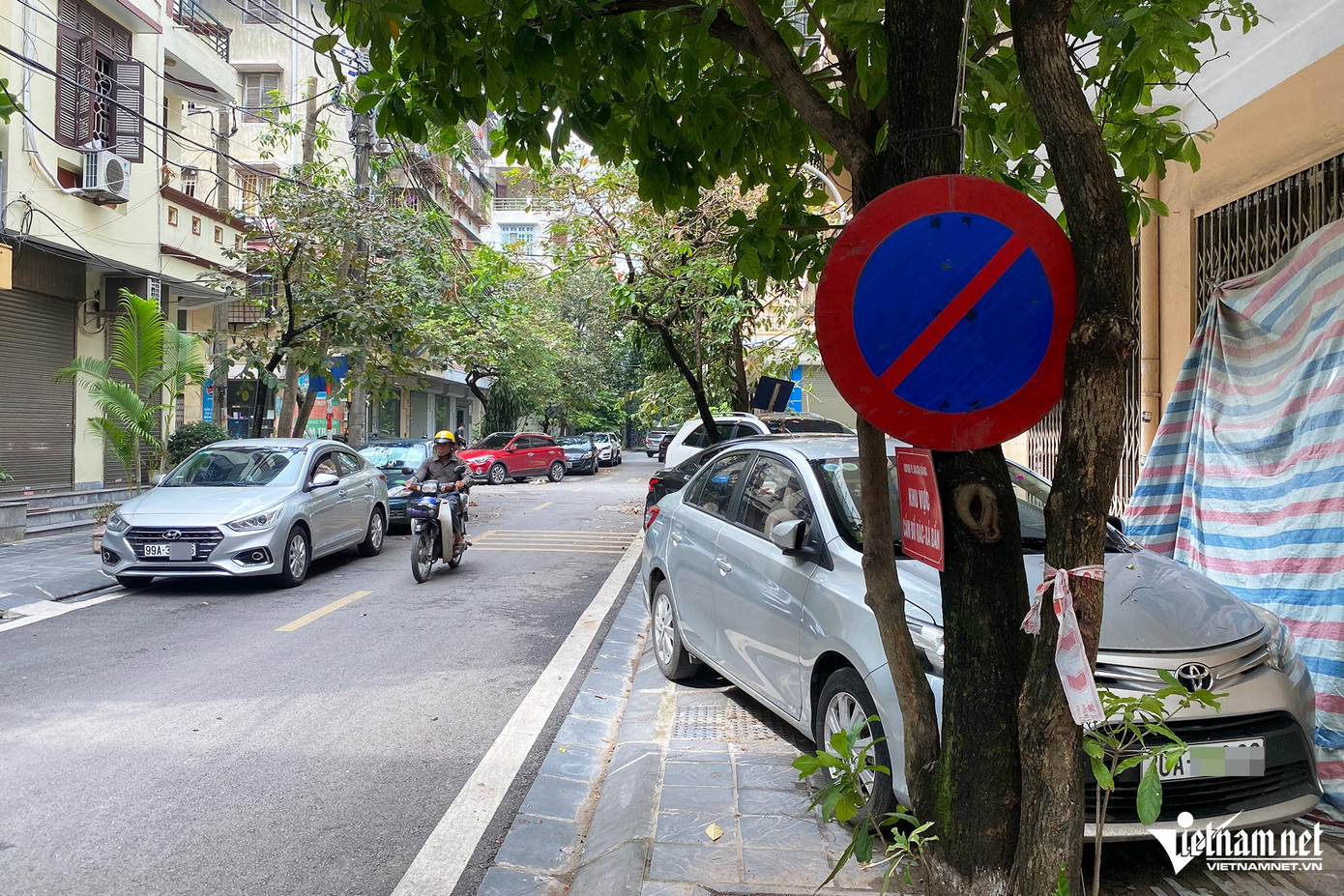 Khi đỗ ô tô tài xế phải tuân thủ các quy định của pháp luật. Ảnh: Đình Hiếu Khi đỗ ô tô tài xế phải tuân thủ các quy định của pháp luật. Ảnh: Đình Hiếu