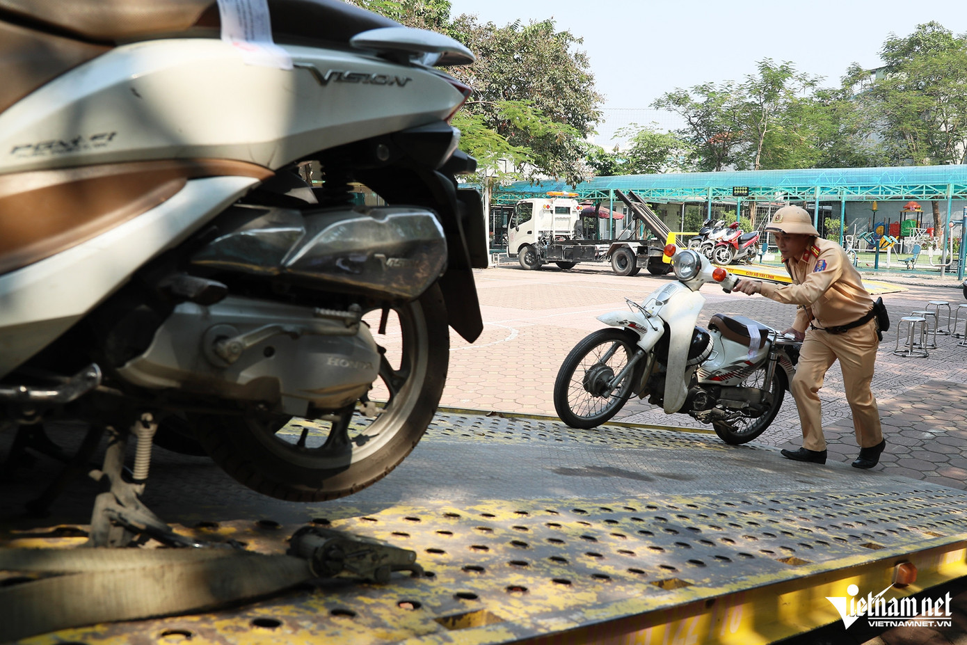 Thiếu tá Hoàng Văn Bình, Phó Đội trưởng Đội CSGT đường bộ số 6 thông tin, với các trường hợp vi phạm, đơn vị sẽ lập biên bản xử phạt và tạm giữ phương tiện theo quy định. Đồng thời, đơn vị sẽ gửi thông báo về nhà trường, địa phương và mời phụ huynh học sinh lên đơn vị để làm rõ hành vi giao xe cho con, em mình điều khiển. "Thời gian tới, đơn vị sẽ tiếp tục bố trí các tổ công tác bí mật ghi hình học sinh vi phạm và phối hợp nhà trường, chính quyền sở tại để xử lý vi phạm", Thiếu tá Hoàng Văn Bình nói.