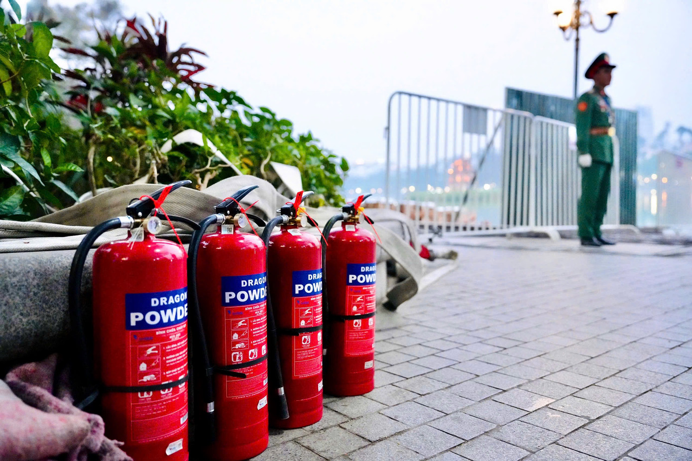 Trận địa bắn pháo hoa ở Hồ Gươm. Trận địa bắn pháo hoa ở Hồ Gươm.