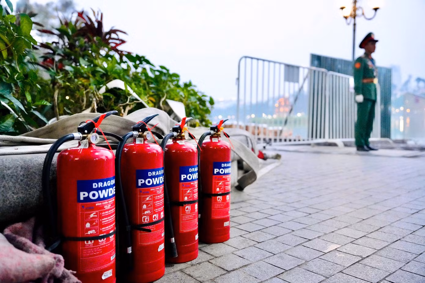 Trận địa bắn pháo hoa ở Hồ Gươm.