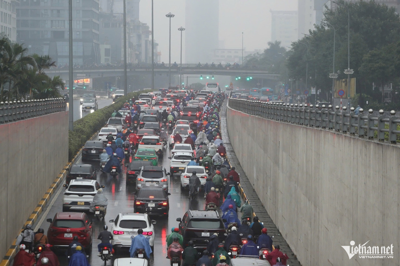 Tại phố Trần Duy Hưng (đoạn trước cửa trường Đại học Lao động - Xã hội), dòng ô tô, xe máy nhích từng mét để lên cầu vượt.