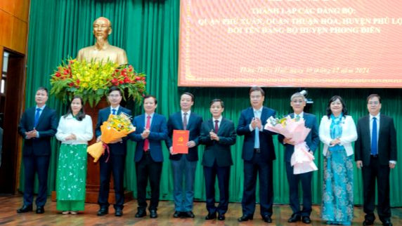 Công bố quyết định thành lập các Đảng bộ quận Phú Xuân, quận Thuận Hóa, huyện Phú Lộc; quyết định đổi tên Đảng bộ huyện Phong Điền. Công bố quyết định thành lập các Đảng bộ quận Phú Xuân, quận Thuận Hóa, huyện Phú Lộc; quyết định đổi tên Đảng bộ huyện Phong Điền.