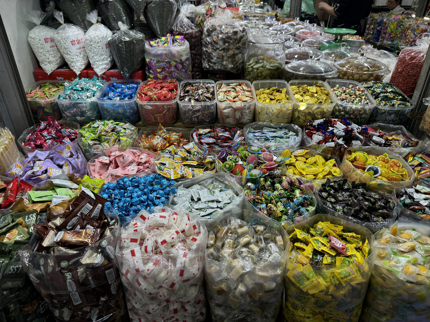 Giống như nhiều chợ truyền thống khác, bên trong chợ Mơ cũng bày bán đa dạng mặt hàng, chia thành từng khu như đồ khô, quần áo, vải vóc… Trong đó, khu ẩm thực được nhiều thực khách yêu thích tìm đến, nhất là vào khung giờ trưa.