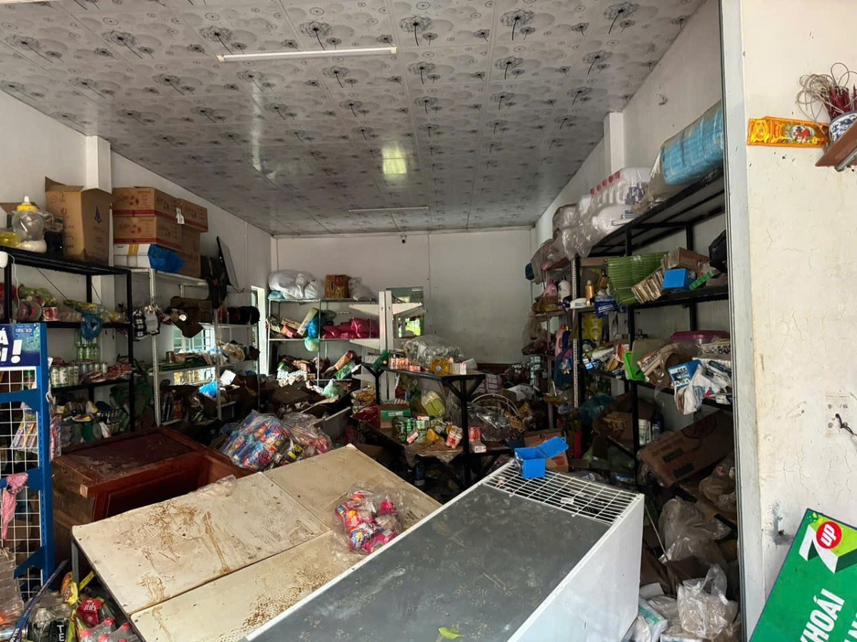 Nước lên quá nhanh, người dân không kịp sơ tán tài sản. Ảnh: Văn Lình