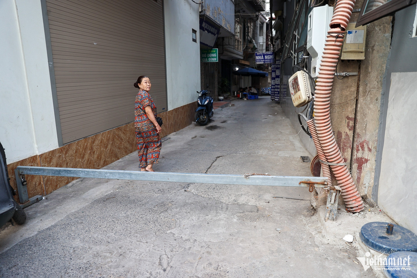 Cảnh tương tự tại ngõ 105 Nguyễn Trãi, cư dân khu phố cũng hạ rào chắn khóa đường xe máy từ 7h - 8h30. Riêng người dùng xe đạp có thể nhấc bổng qua rồi đi tiếp.