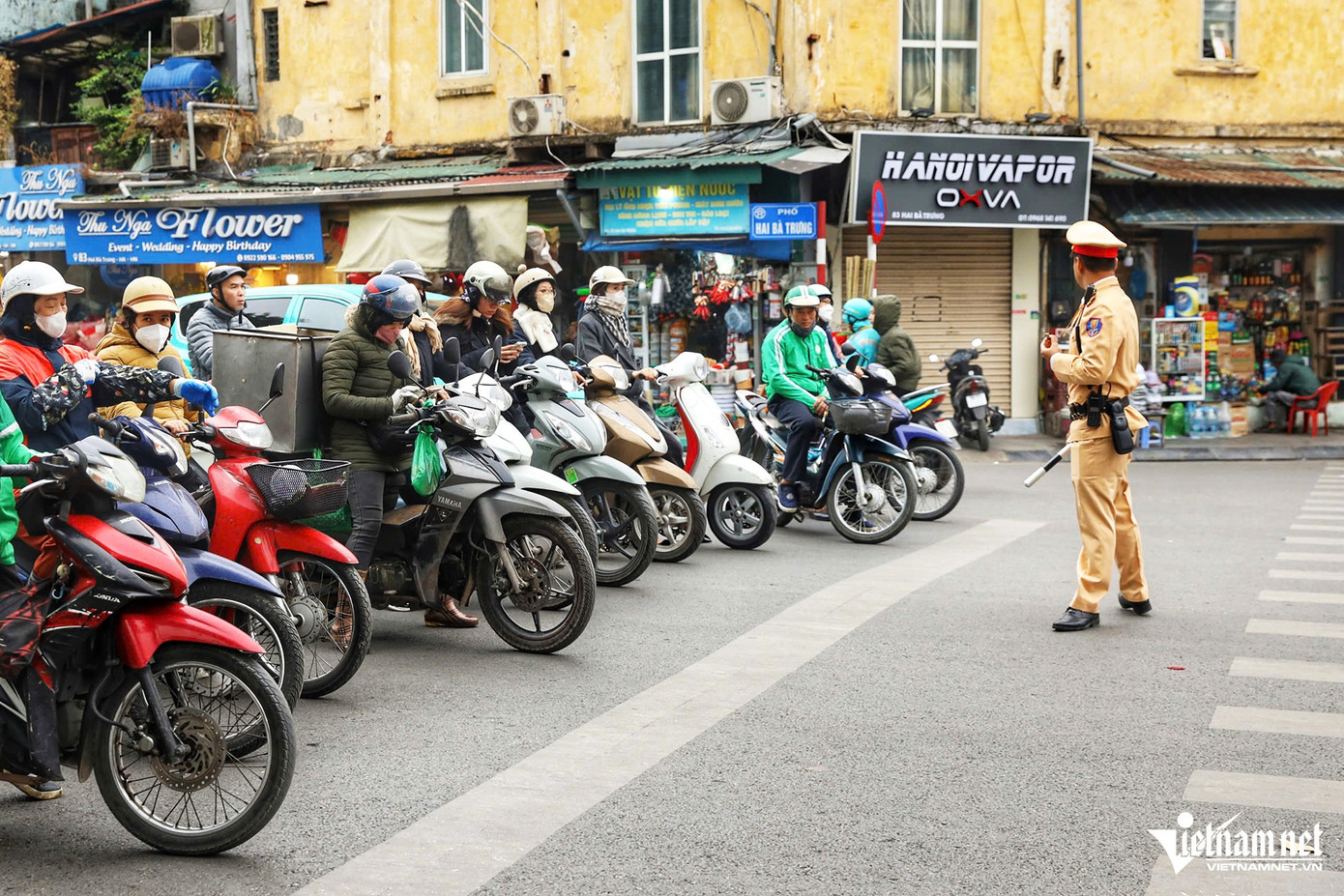 Ngã tư Lê Duẩn - Cửa Nam với đặc thù là ngã tư lệch nên tiềm ẩn nguy cơ mất trật tự, an toàn giao thông. Chủ yếu, người tham gia giao thông không tuân thủ vạch kẻ đường khi dừng đỗ đèn đỏ hoặc đi lấn làn...