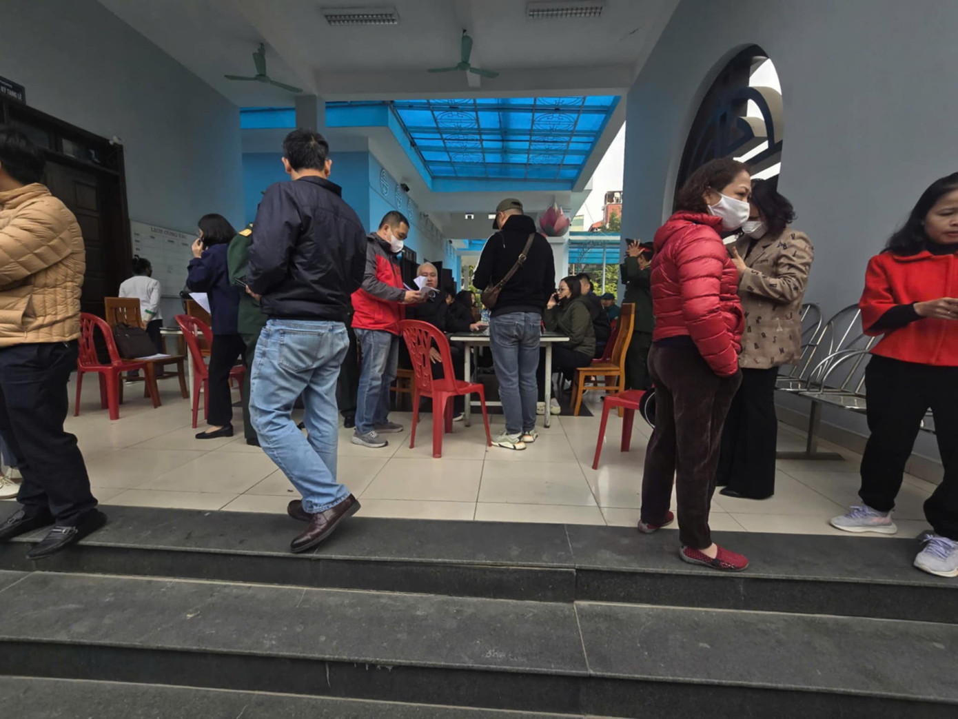 Rất đông người thân của các nạn nhân trong vụ cháy đang túc trực tại nhà tang lễ Bệnh viện 19-8. Rất đông người thân của các nạn nhân trong vụ cháy đang túc trực tại nhà tang lễ Bệnh viện 19-8.