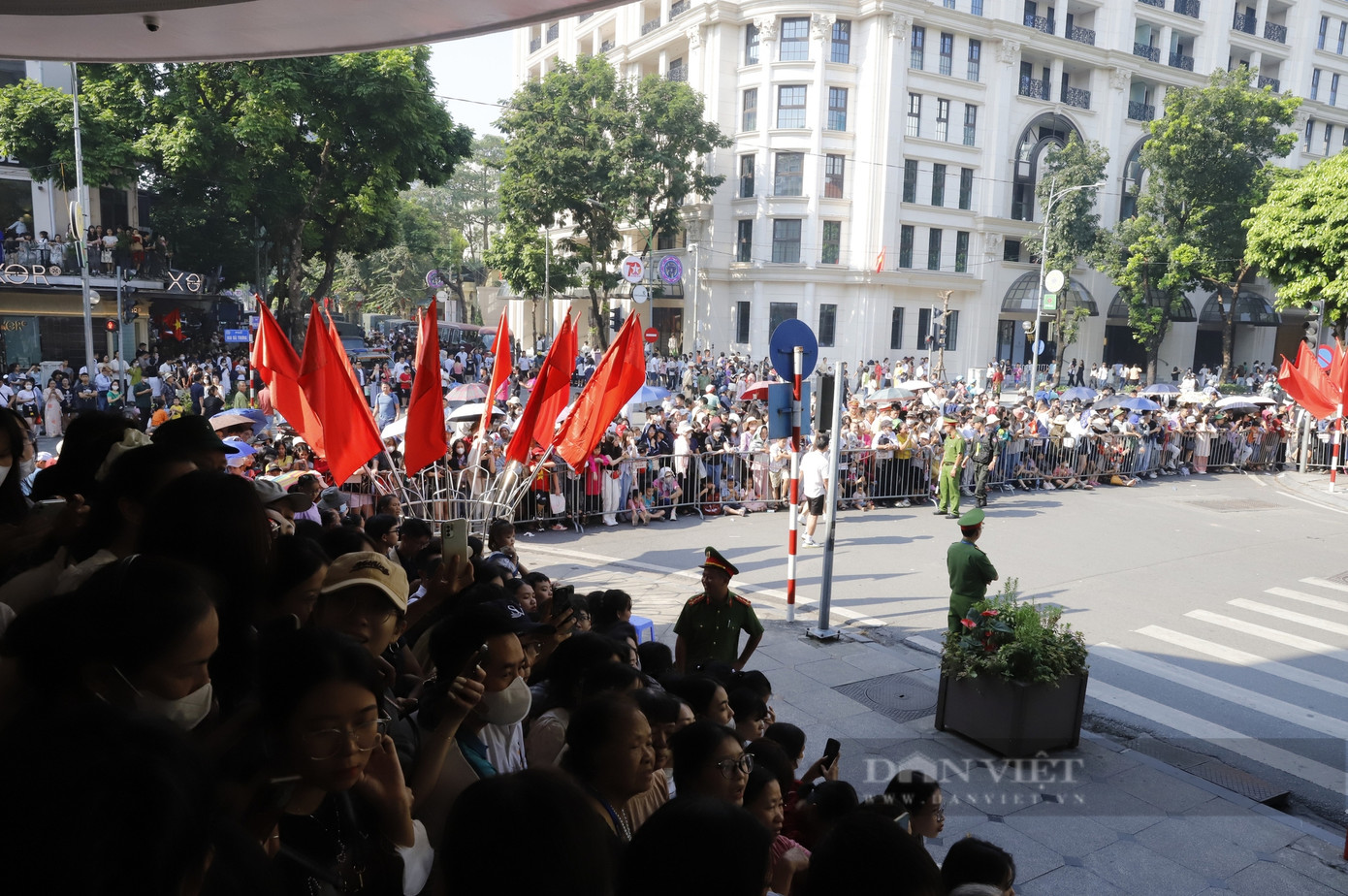 Từ sáng sớm, hàng nghìn người đã đổ xô lên khu vực Hồ Gươm để xem diễu hành. Từ sáng sớm, hàng nghìn người đã đổ xô lên khu vực Hồ Gươm để xem diễu hành.
