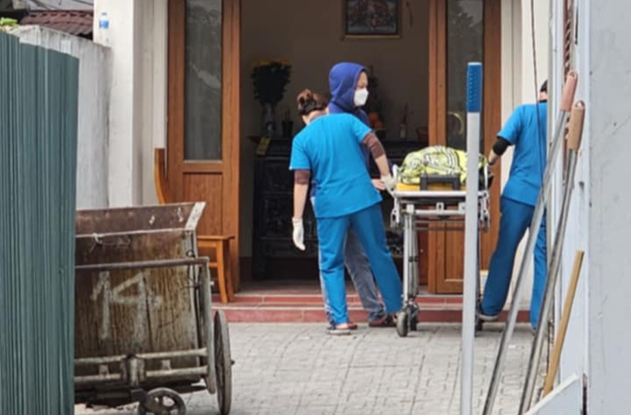 Một người thân đang nhận thi thể nạn nhân vụ cháy quán cà phê hát cho nhau nghe trên đường Phạm Văn Đồng. Một người thân đang nhận thi thể nạn nhân vụ cháy quán cà phê hát cho nhau nghe trên đường Phạm Văn Đồng.