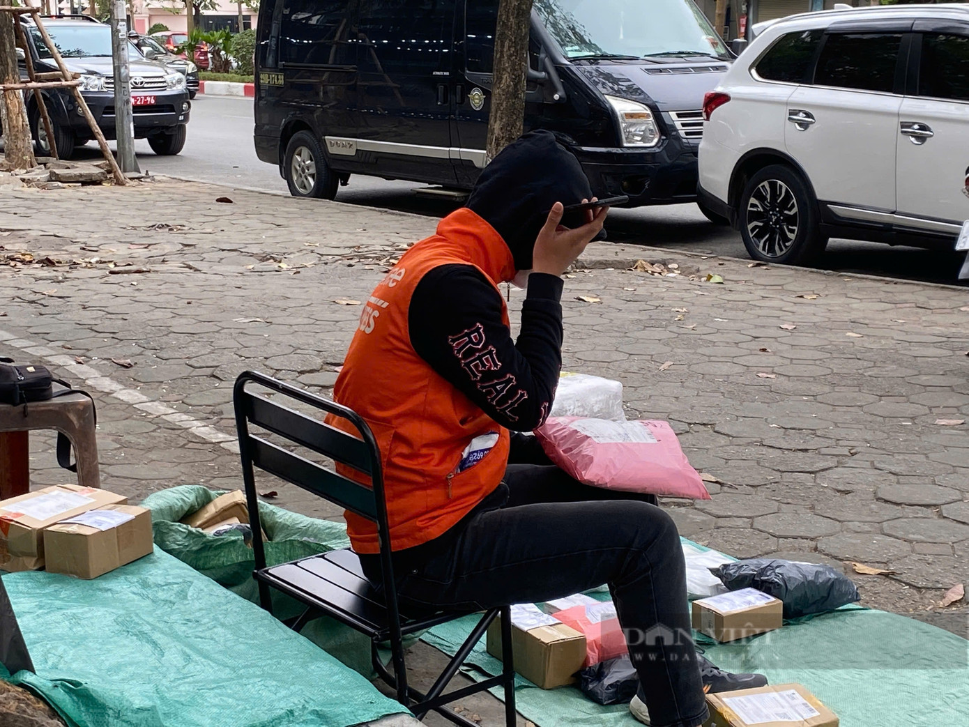 Các shipper ngồi một chỗ chia sẻ, số lần gọi điện thoại của họ có thể lên tới 500 lần/ngày vào những ngày cao điểm. Ảnh: T.H