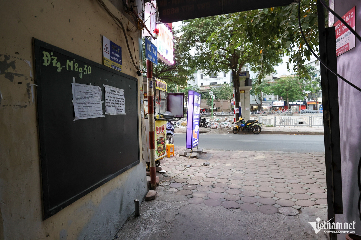 Đầu ngõ 144 Thượng Đình, trên bản tin có dòng chữ thông báo ngõ đóng từ 7h-8h30 sáng.