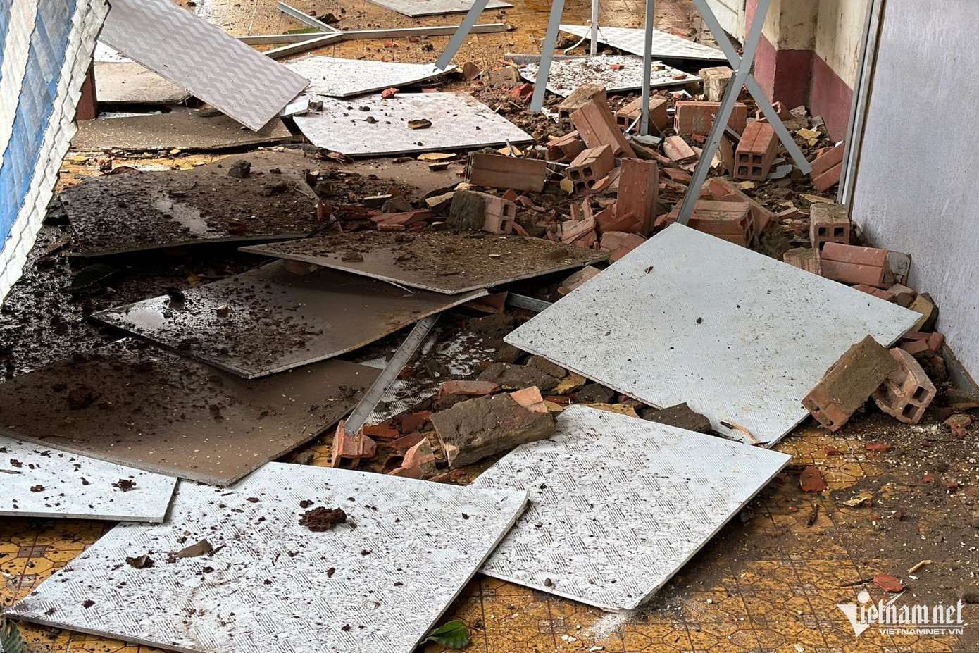 Nhân viên cây xanh nhanh chóng có mặt để dọn dẹp cây cối đổ ngã, đảm bảo an toàn giao thông và sinh hoạt cho người dân. Đồng thời, rà soát lại toàn bộ hệ thống cây xanh trên địa bàn để đảm bảo an toàn cho người dân.