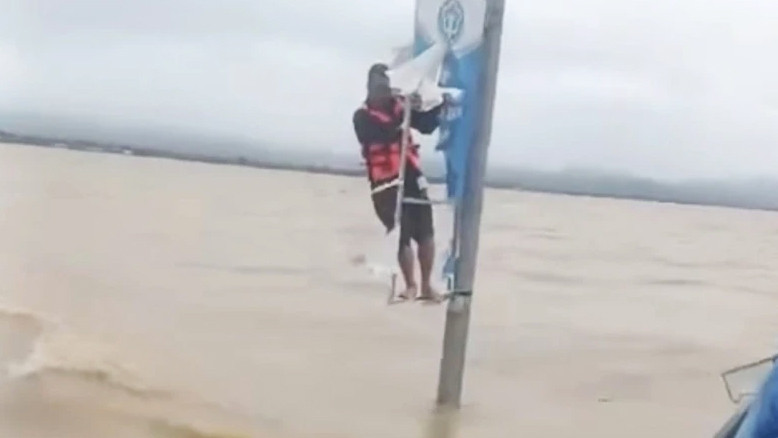 Ông Trương Văn Duy đu bám vào cột điện xuyên đêm giữa lũ đến sáng nay thì được cứu.