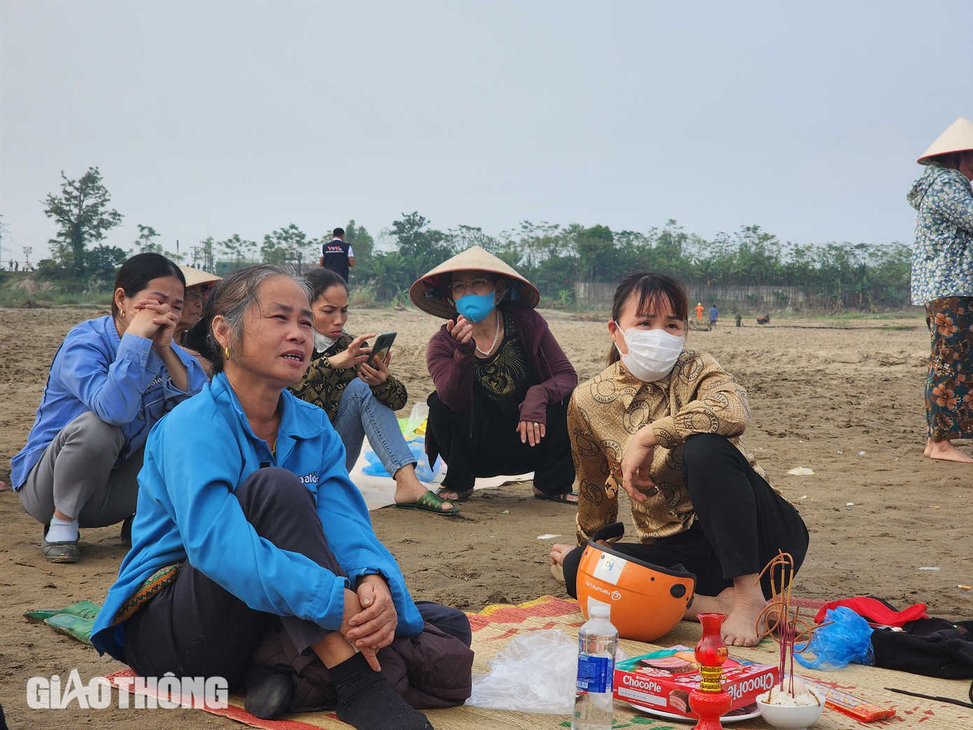 Người nhà nạn nhân đau đớn, ngóng chờ con cháu trở về.