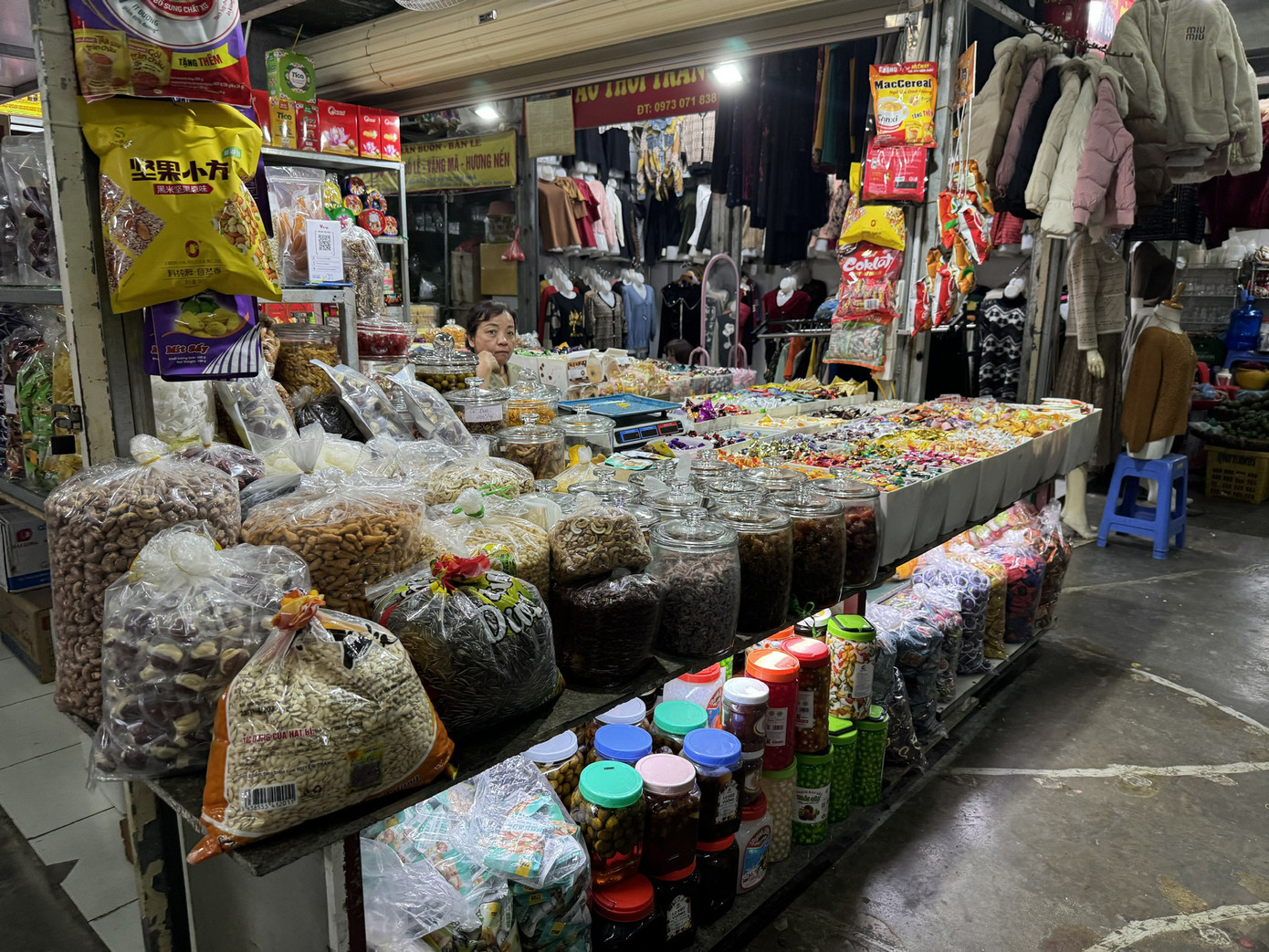 Giống như nhiều chợ truyền thống khác, bên trong chợ Mơ cũng bày bán đa dạng mặt hàng, chia thành từng khu như đồ khô, quần áo, vải vóc… Trong đó, khu ẩm thực được nhiều thực khách yêu thích tìm đến, nhất là vào khung giờ trưa.