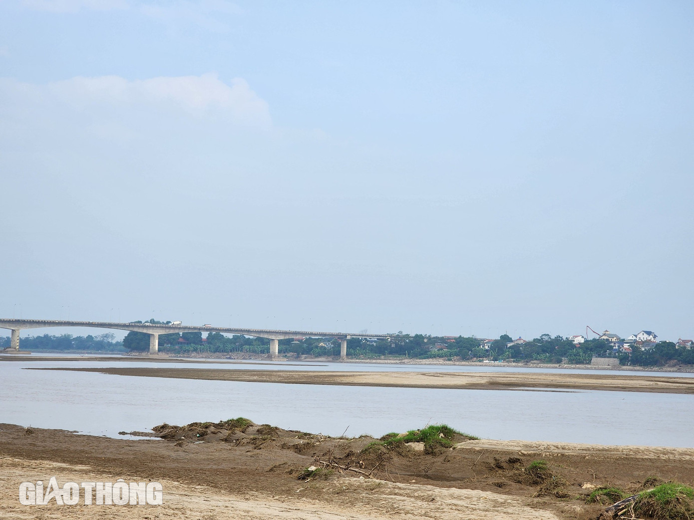 Hiện, nước sông Hồng đã rút, nhiều khu vực cồn cát nổi lên. Theo nhiều người dân địa phương, các khu vực cồn cát này có bãi lau, và có nhiều học sinh qua đây chơi.