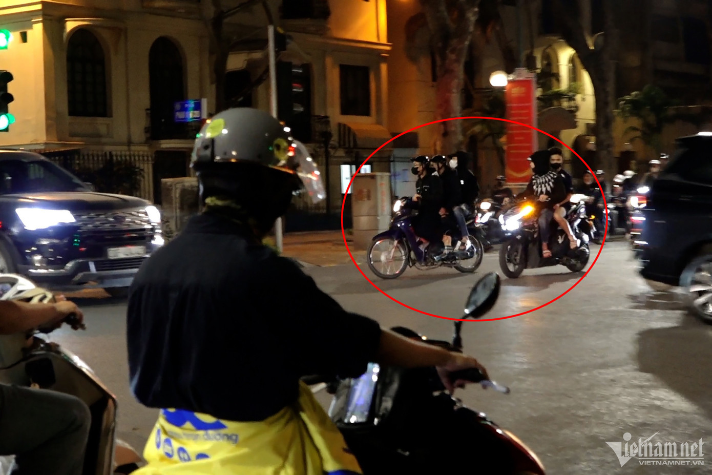 Hình ảnh "quái xế" vượt đèn đỏ trên phố Trần Hưng Đạo. Ảnh chụp tháng 3/2024 Hình ảnh "quái xế" vượt đèn đỏ trên phố Trần Hưng Đạo. Ảnh chụp tháng 3/2024