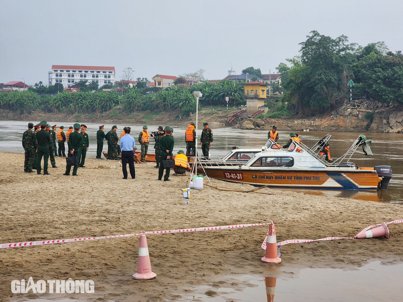 Nhiều phương tiện của Bộ Chỉ huy quân sự tỉnh Phú Thọ cũng được tích cực huy động để tìm kiếm, cứu nạn.